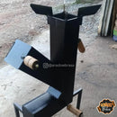 Fogareiro de ferro preto com alças de madeira, usado para churrasco e camping