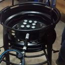 Fogão industrial a gás com sete bocas, estrutura metálica preta e mangueira azul para cozinha profissional