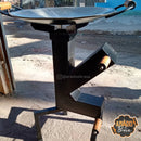 Suporte de lenha preto em metal com pegadores de madeira e chapa circular para churrasqueira ao ar livre