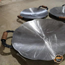 Disco de arado de 70 cm com alças de madeira sobre superfície de concreto